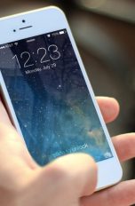 gesperrtes iPhone in der Hand