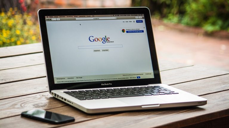 Mac Einsteiger Safari Ein MacBook Pro mit geöffnetem Safari-Browser und Google als На главную.