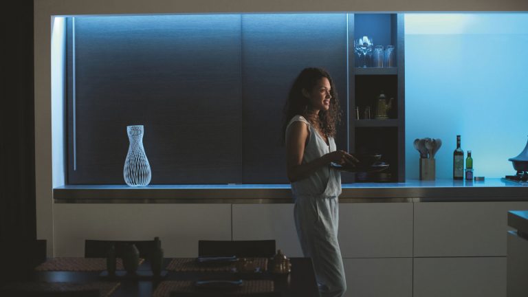 Hue Lightstrips Plus können dezente Farbakzente setzen