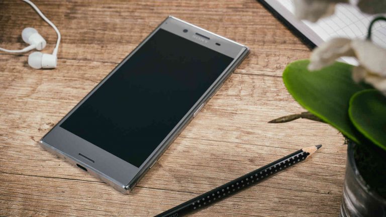 Sony Xperia XZ Premium Foto eines Sony XperiaXZ auf einem Holztisch
