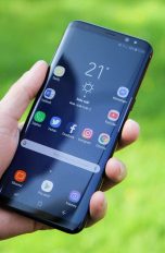 Mann hält Galaxy S8 Plus in der Hand