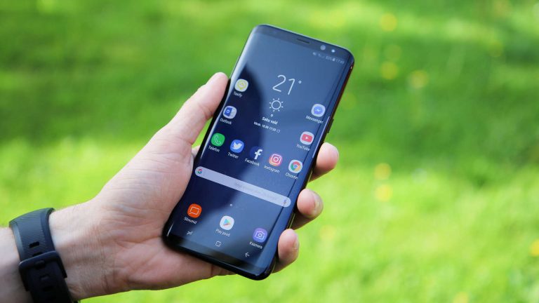 Mann hält Galaxy S8 Plus in der Hand