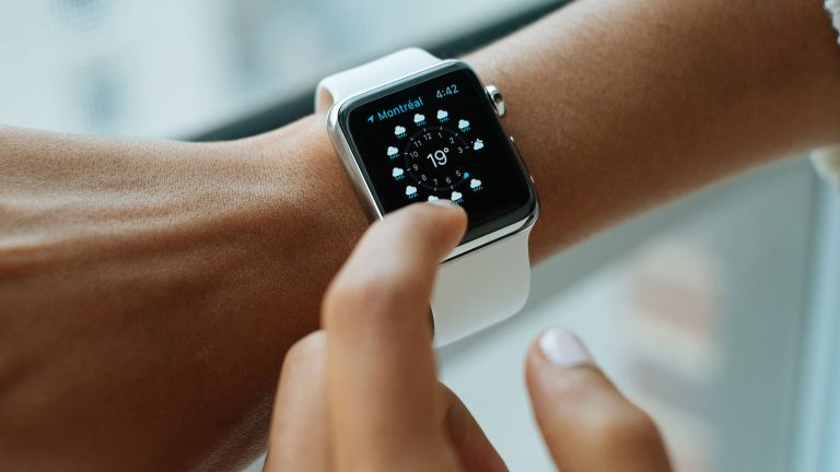 Apple Watch Funktionen wie Uhrzeit- und Wetteranzeige