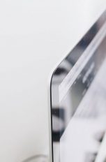 Zwei Personen betrachten einen PC-Monitor im Büro