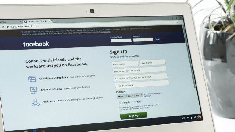 Facebook Anmeldemaske auf dem Macbook Air