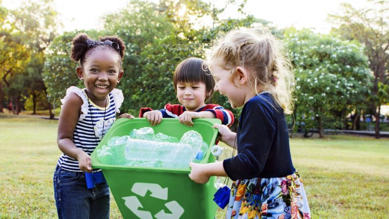 Kinder lernen Recycling spielend Kinder lernen Recycling spielend