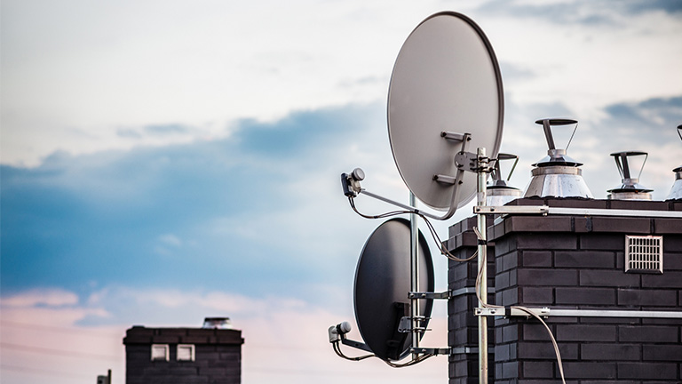 Sat>IP: Sat-Signal kabellos übertragen Satellitenschüssel auf dem Dach