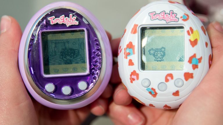 Zwei Tamagotchis in der Form von Plastikeiern – bald kommt auch eine moderne Version für Android und iOS.