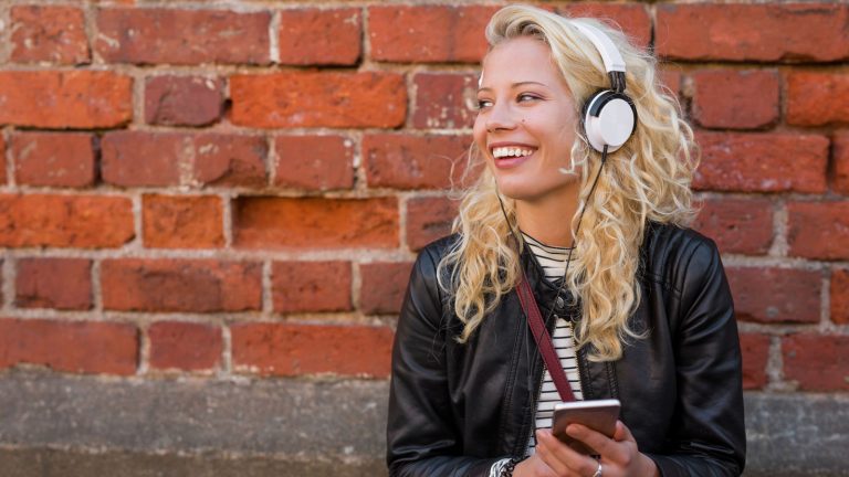 Apps für Menschen mit Behinderung Mono Das iPhone ermöglicht beidseitiges Mono-Hören im Kopfhörer, damit bei einseitigen Hörproblemen alles verstanden wird