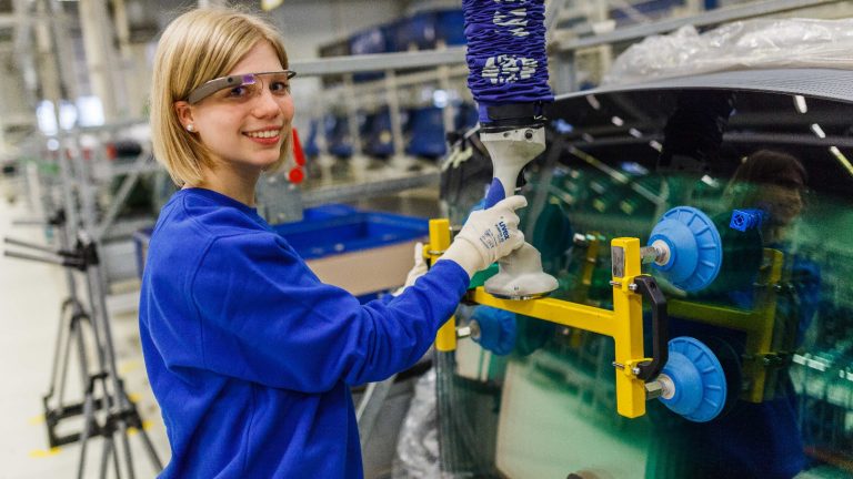 AR-Brille Arbeiterin mit AR-Brille
