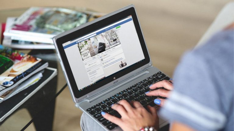 Computer mit Facebook