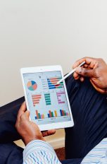 Manager schaut sich Statistiken auf einem iPad an.