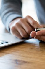 Mann bedient Smartphone