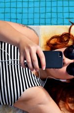 Junge Frau hört Musik über Smartphone