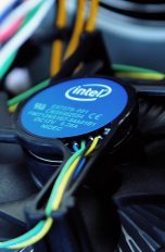 Intel-Prozessor in einem Computer-Gehäuse