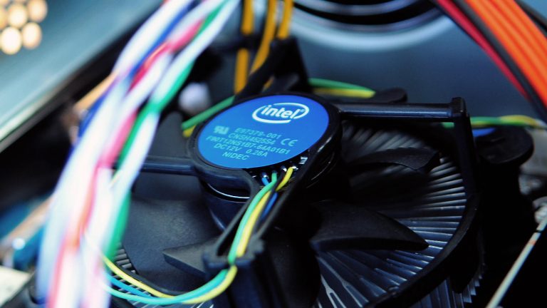 Intel-Prozessor in einem Computer-Gehäuse