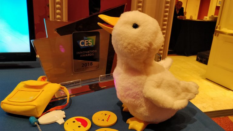 aflac-roboter-ente-1 Aflac Roboter Ente steht auf einer Gummimatte