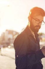 Mann mit Smartphone in der City