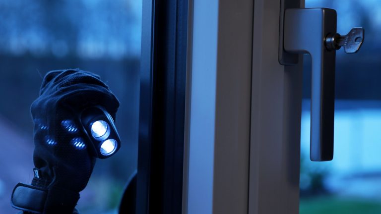 Einbrecher späht ins Haus