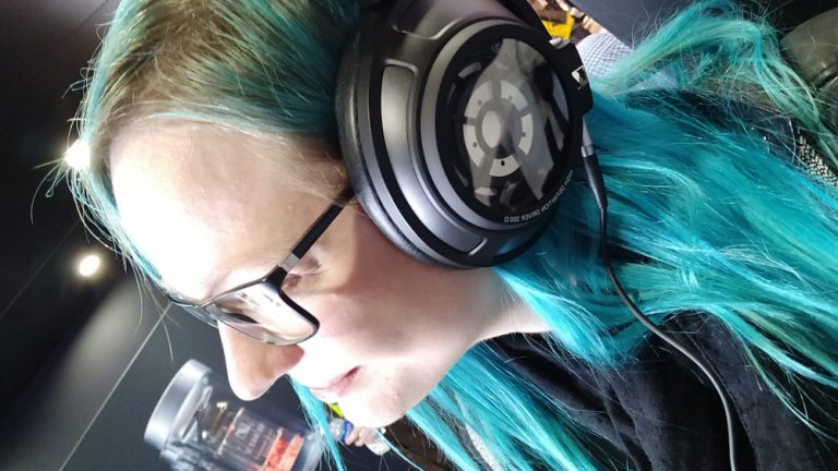 sennheiser-kopfhoerer-2018 Sennheiser Bügelkopfhörer auf dem Kopf einer Frau