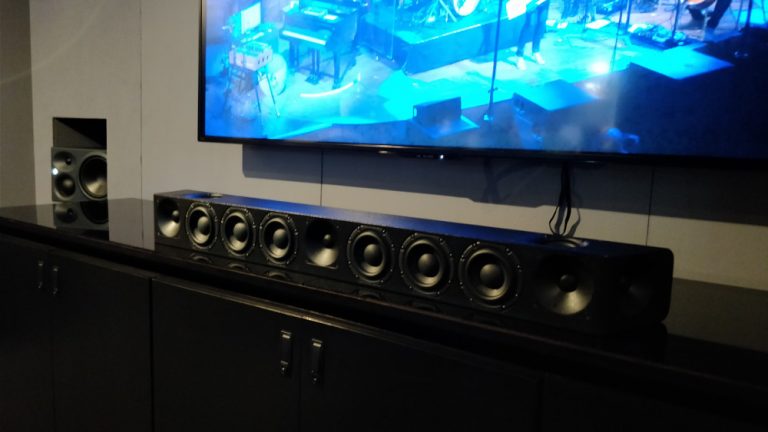 sennheiser-soundbar-2018 Sennheiser Soundbar auf einem Lowboard unter einem Smart TV