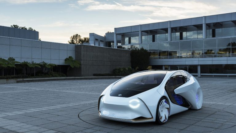 toyota-concept-i Toyota Concept-Auto auf einem Parkplatz