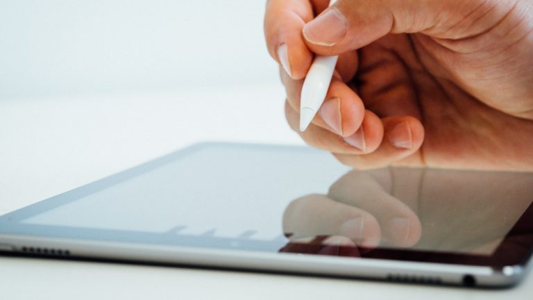 Der Apple Pencil vereinfacht mit entsprechenden Apps das Schreiben und Zeichnen auf dem iPad pro