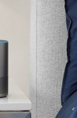 Amazon Echo auf Nachttisch
