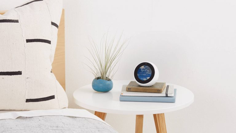 Echo Spot Echo Spot neben dem Bett