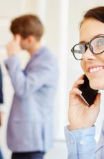 Frau telefoniert mit Android Smartphone