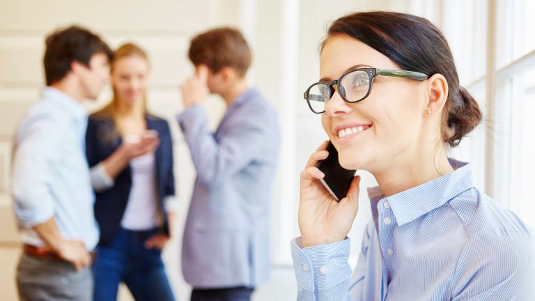 Frau telefoniert mit Android Smartphone