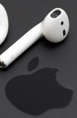 AirPods und Apple Logo