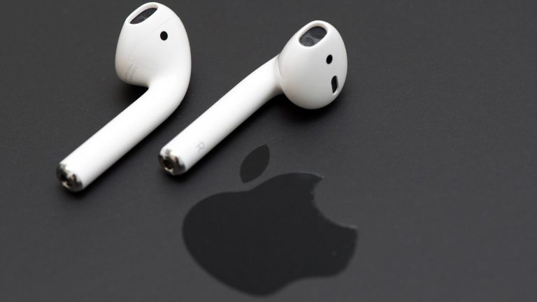 AirPods und Apple Logo