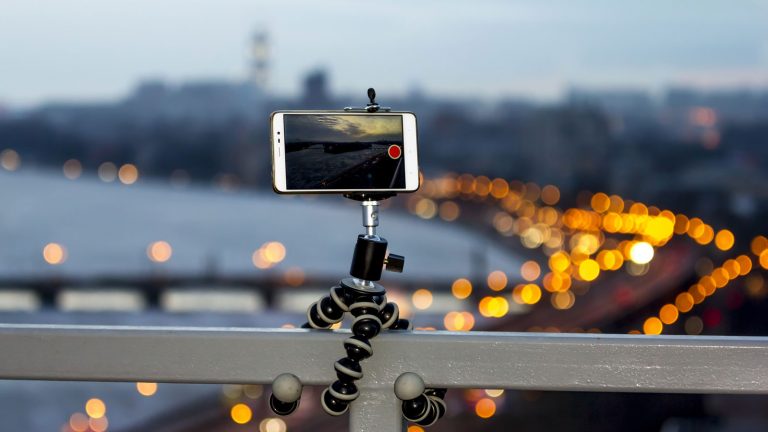 Cinemagramme erstellen Android Ein Stativ hilft, die Smartphone-Kamera stabil auf das Motiv auszurichten
