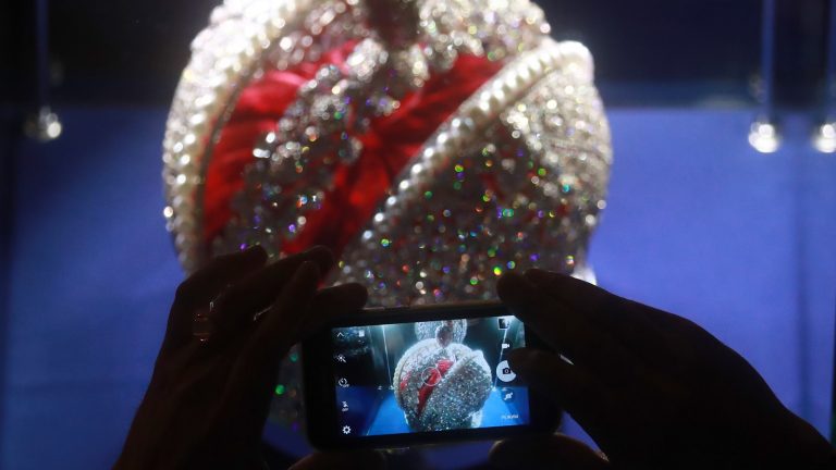 Smartphone fotografiert Krone