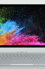 Das Microsoft Surface Book 2 schwebt über der Tastatur