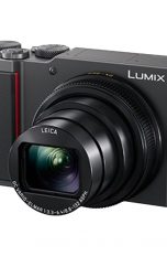 Die Panasonic Lumix TZ-202 in Frontansicht vor weißem Hintergrund