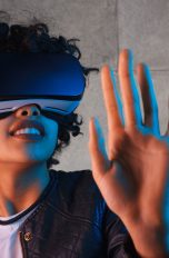 Frau mit Gear VR erlebt die virtuelle Realität