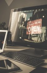 Bildschirm flackert Bildschirm auf Schreibtisch