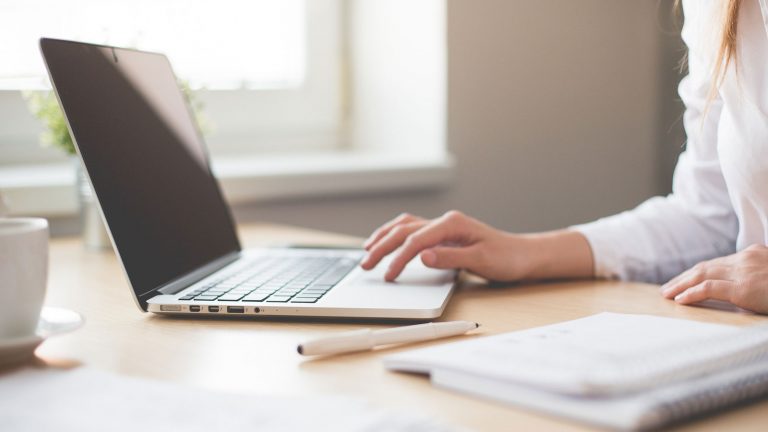 Bildschirm flackert Lösung Frau am Laptop