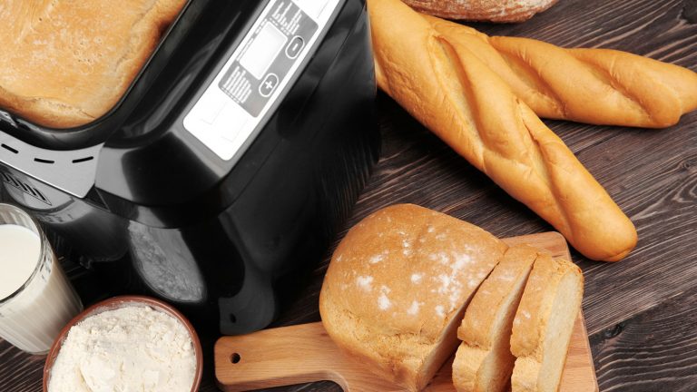 Brotbackautomat reinigen gegen Schimmel Saubere Brotbackautomaten schützen vor Schimmel auf dem Brot