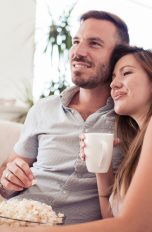 Zu zweit mit Popcorn vor dem Fernseher