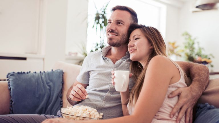 Zu zweit mit Popcorn vor dem Fernseher