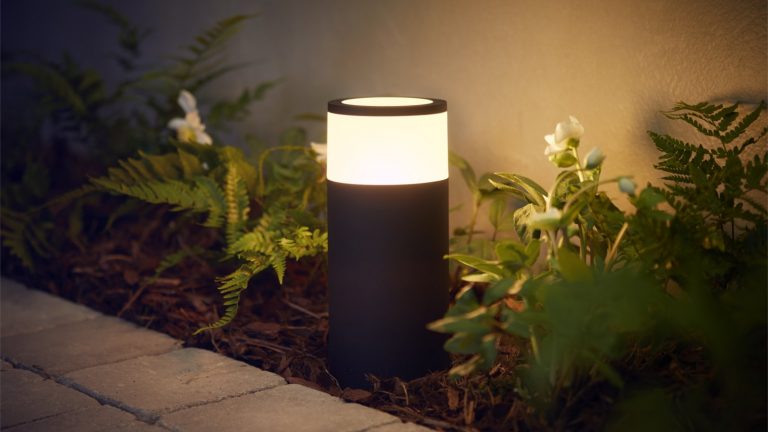 Philips Hue Outdoor-Lampen Philips Hue Outdoor-Lampen am Weg