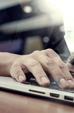 Apple Zwei-Faktor-Authentifizierung aktivieren + nutzen.