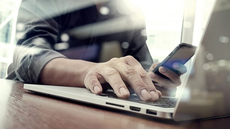 Apple Zwei-Faktor-Authentifizierung aktivieren + nutzen.