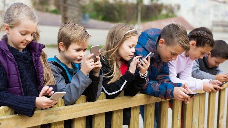 Handys für Kinder Gefahr Kinder tippen auf ihre Smartphones