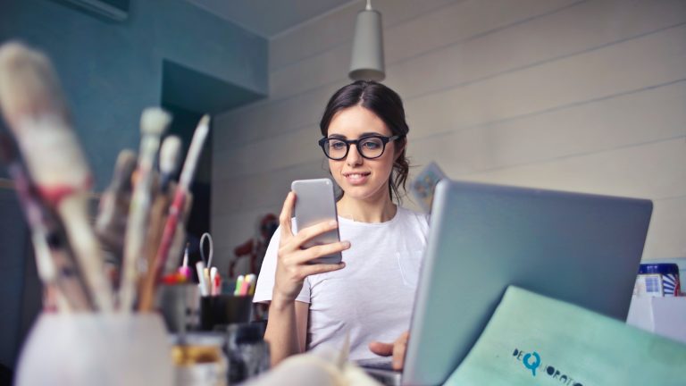 Frau nutzt WiFi Calling im Home Office. Frau nutzt WiFi Calling im Home Office.