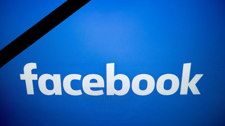 Facebook Logo auf einem Bildschirm mit einem schwarzen Balken schräg oben links