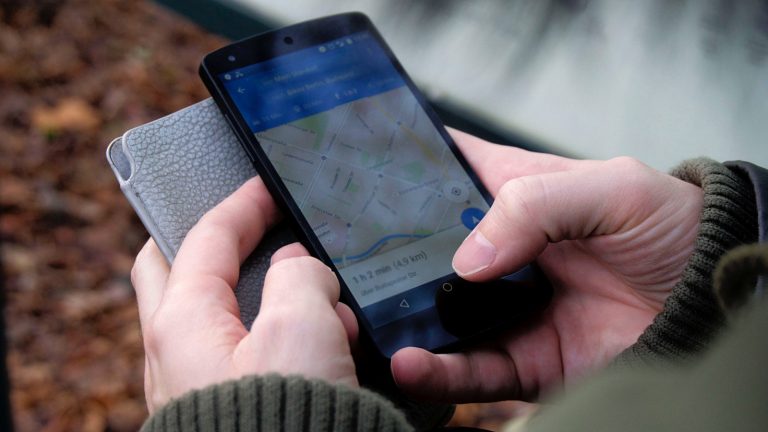 Google Assistant: Neue Stimmen sind schon verfügbar Smartphone mit Google Maps